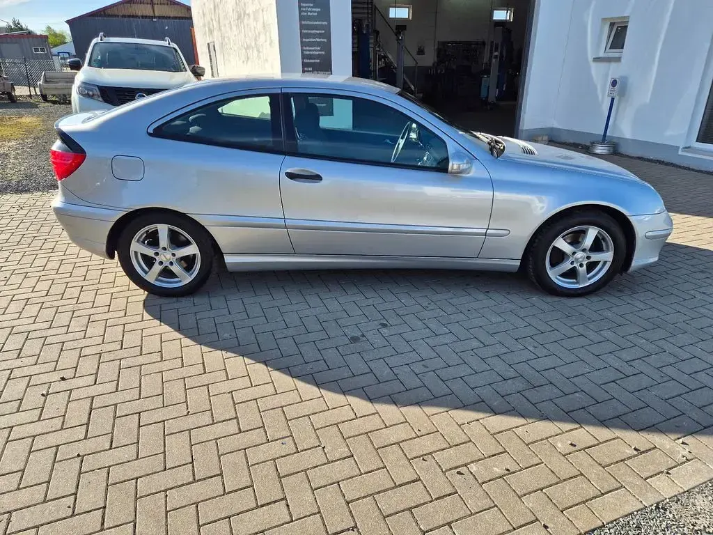 Gebraucht Mercedes C180 143 PS (105 kW) 2003 Silber Coupé