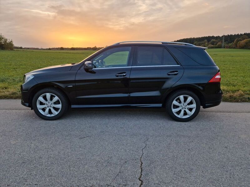 Schwarz Gebraucht 2012 Mercedes ML350 SUV | 22.998 € (Teuer) - Bild 1/4