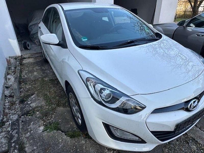 Gebraucht Hyundai i30 Classic 99 PS (72 kW) 2014 Creamy white / sol Kleinwagen