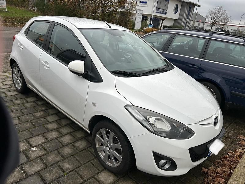 Weiß Gebraucht 2014 Mazda 2 Edition Kleinwagen | 7.485 € (Fairer Preis) - Bild 1/4