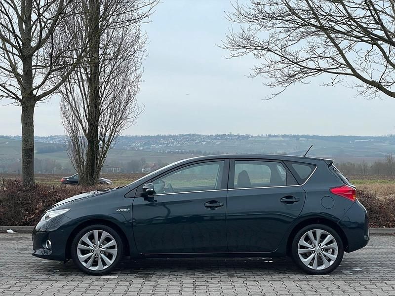 Gebraucht Toyota Auris Hybrid 99 PS (72 kW) 2014 Blau Kleinwagen