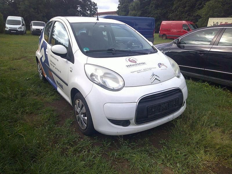 Weiß Gebraucht 2011 Citroën C1 Style Kleinwagen | 850 € - Bild 1/4