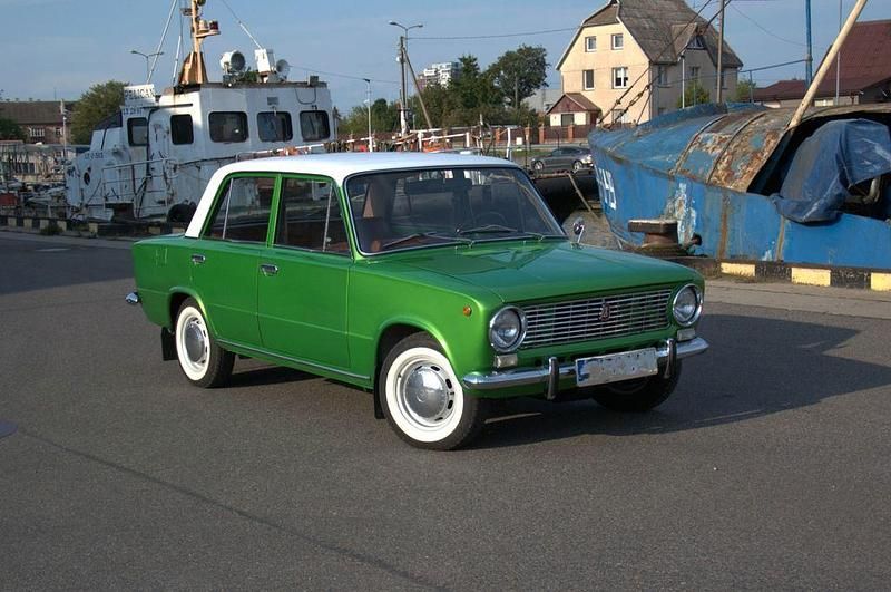 Gebraucht Lada 2110 60 PS (44 kW) 1973 Grün Limousine