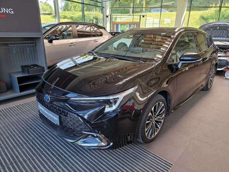 Tiefschwarz (metallic) Gebraucht 2023 Toyota Corolla Team Kombi | 27.990 € (Etwas zu teuer) - Bild 1/4