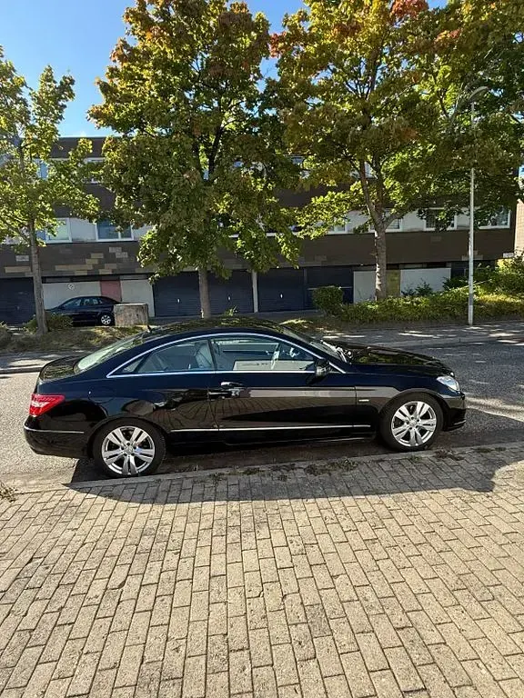 Gebraucht Mercedes E250 204 PS (150 kW) 2010 Schwarz Coupé