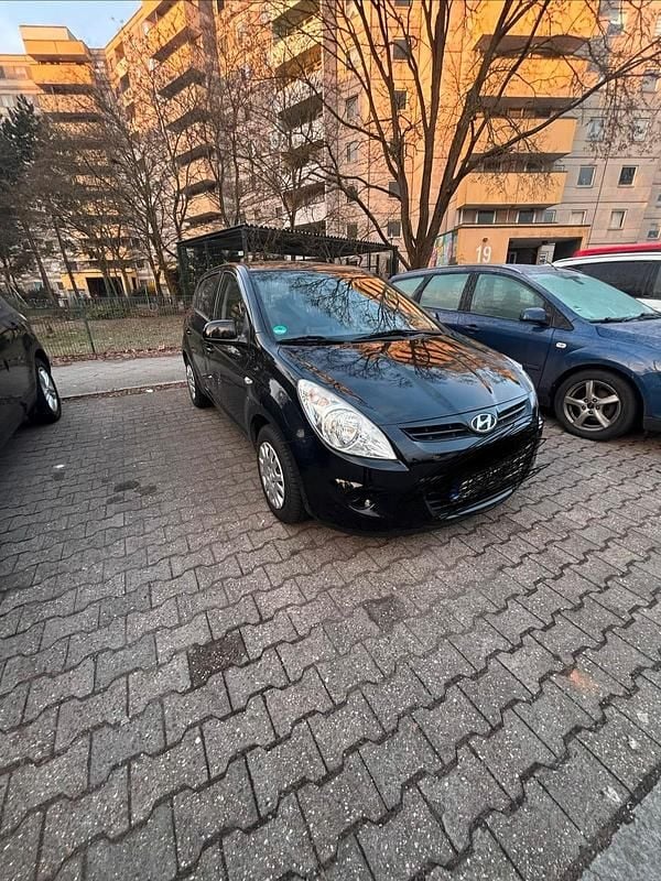 Gebraucht Hyundai i20 78 PS (57 kW) 2011 Schwarz Kleinwagen