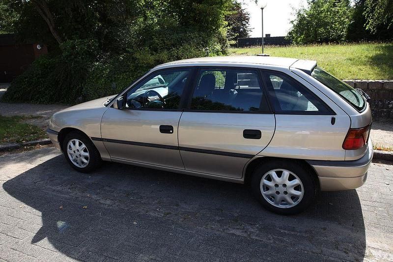 Gold Gebraucht 1997 Opel Astra Limousine | 899 € (Guter Preis) - Bild 1/4