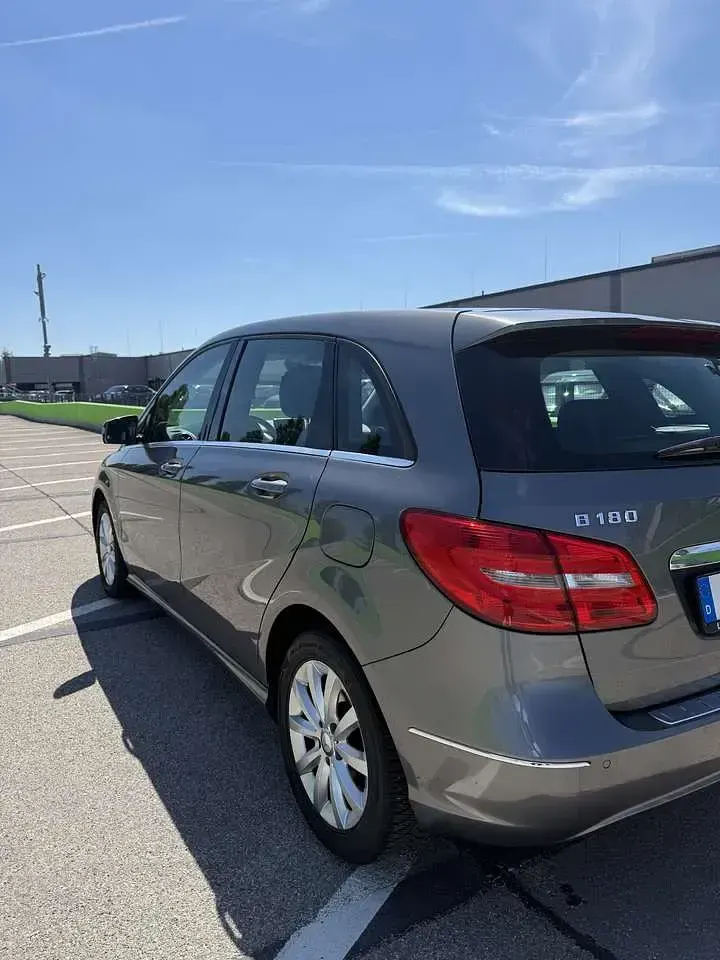 Gebraucht Mercedes B180 122 PS (89 kW) 2012 Grau Kleinwagen