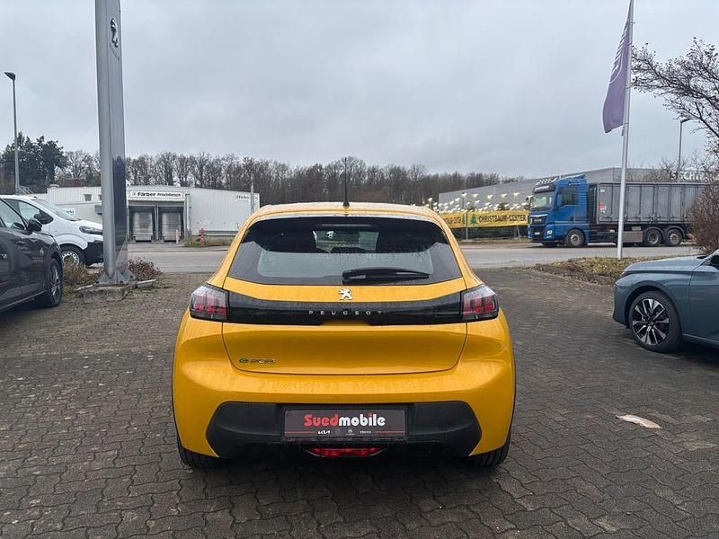Gebraucht Peugeot e-208 Active 100 kW (136 PS) 2022 Faro gelb metallic Kleinwagen
