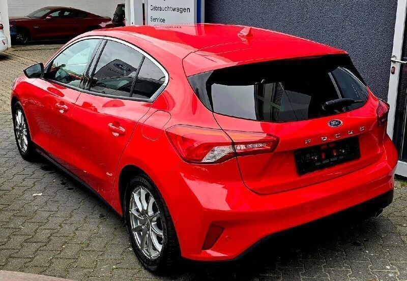 Używany Ford Focus Titanium 125 KM (91 kW) 2019 Czerwony Sedan/Limuzyna