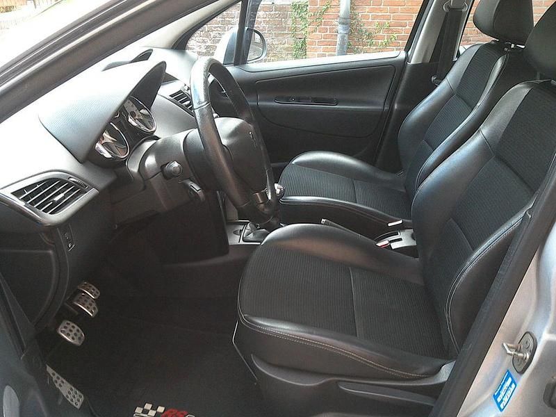 Gebraucht Peugeot 207 Premium 120 PS (88 kW) 2011 Grau Limousine