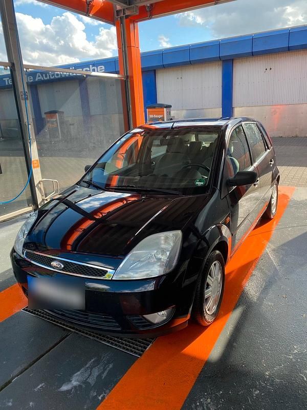 Schwarz Gebraucht 2002 Ford Fiesta Ghia Kleinwagen | 2.649 € (Fairer Preis) - Bild 1/4