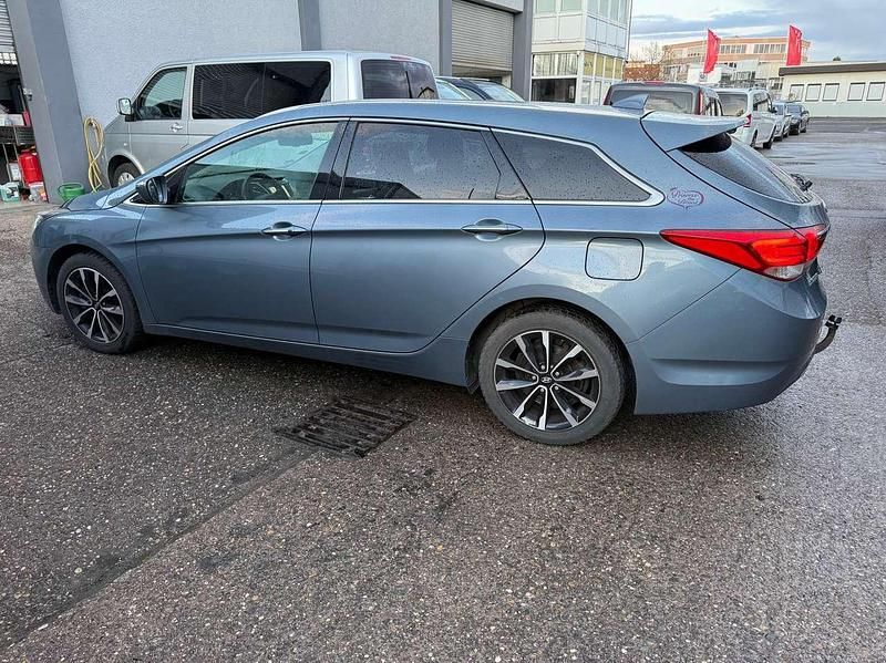 Gebraucht Hyundai i40 Style 141 PS (103 kW) 2016 Mineral blue / met Kombi