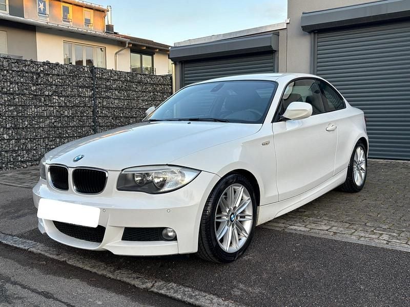 Weiß Gebraucht 2012 BMW 118 Coupé M Sport Coupé | 8.800 € (Fairer Preis) - Bild 1/4