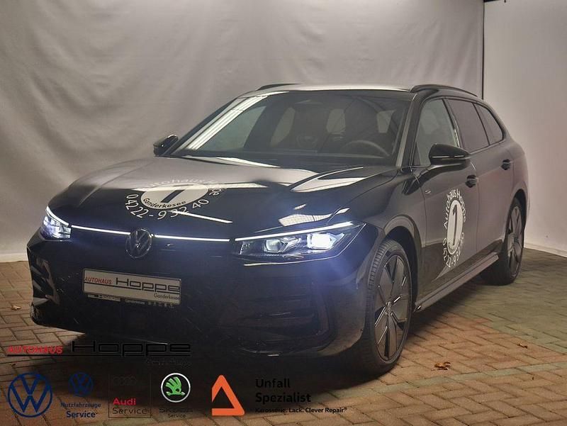 Grenadillschwarz metallic Gebraucht 2024 VW Passat R-line Kombi | 41.190 € (Fairer Preis) - Bild 1/4