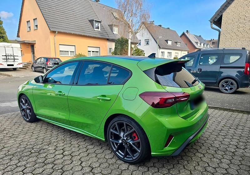 Używany Ford Focus ST 280 KM (205 kW) 2024 Zielony Sedan/Limuzyna