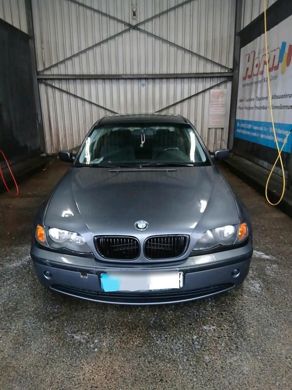 Grau Gebraucht 2002 BMW 318 Limousine | 1.250 € (Guter Preis) - Bild 1/4