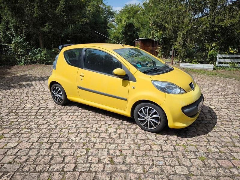 Gelb Gebraucht 2006 Peugeot 107 Filou Kleinwagen | 1.199 € (Fairer Preis) - Bild 1/4