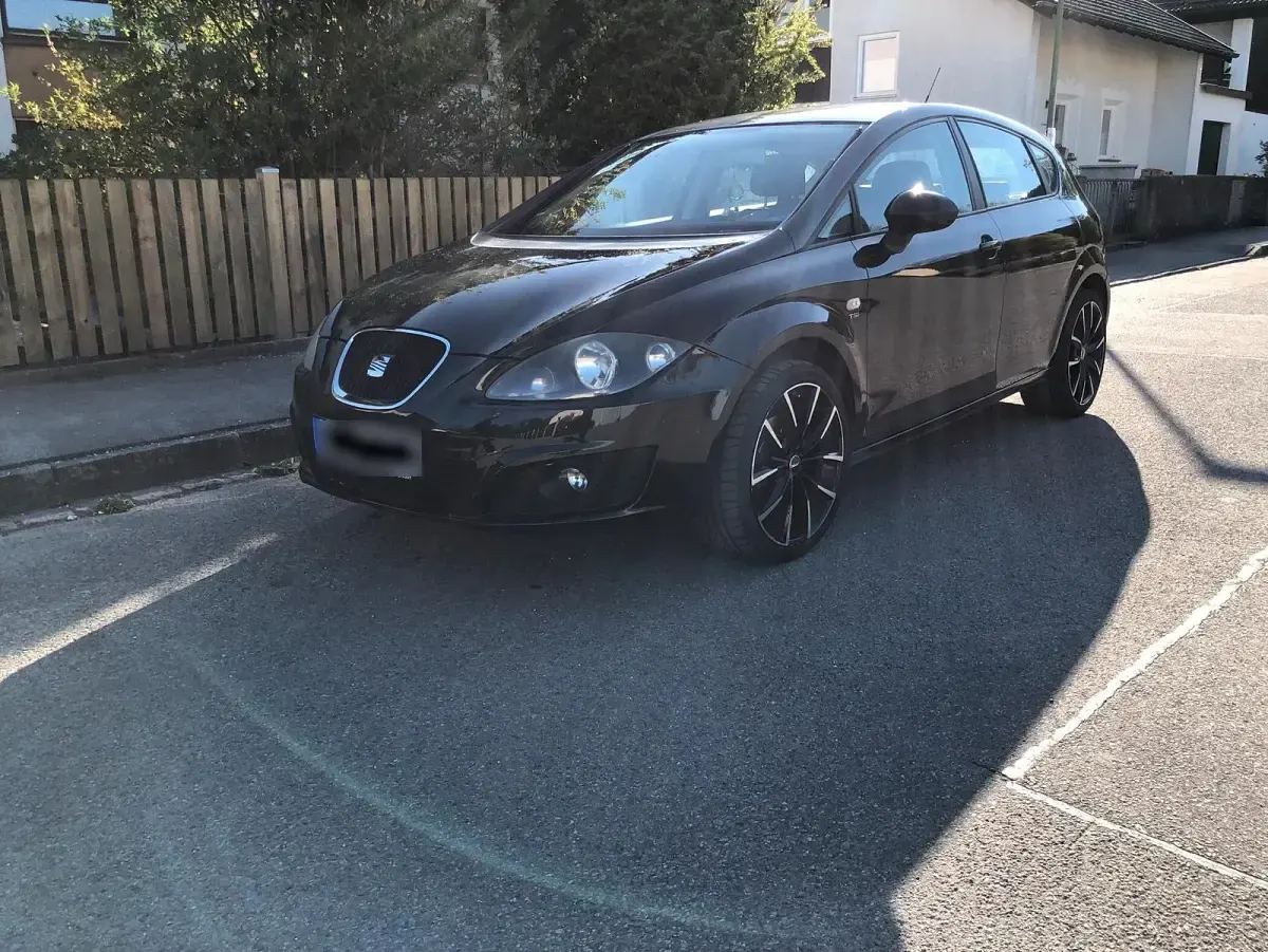 Begagnad Seat Leon 105 HK (77 kW) 2012 Svart Sedan