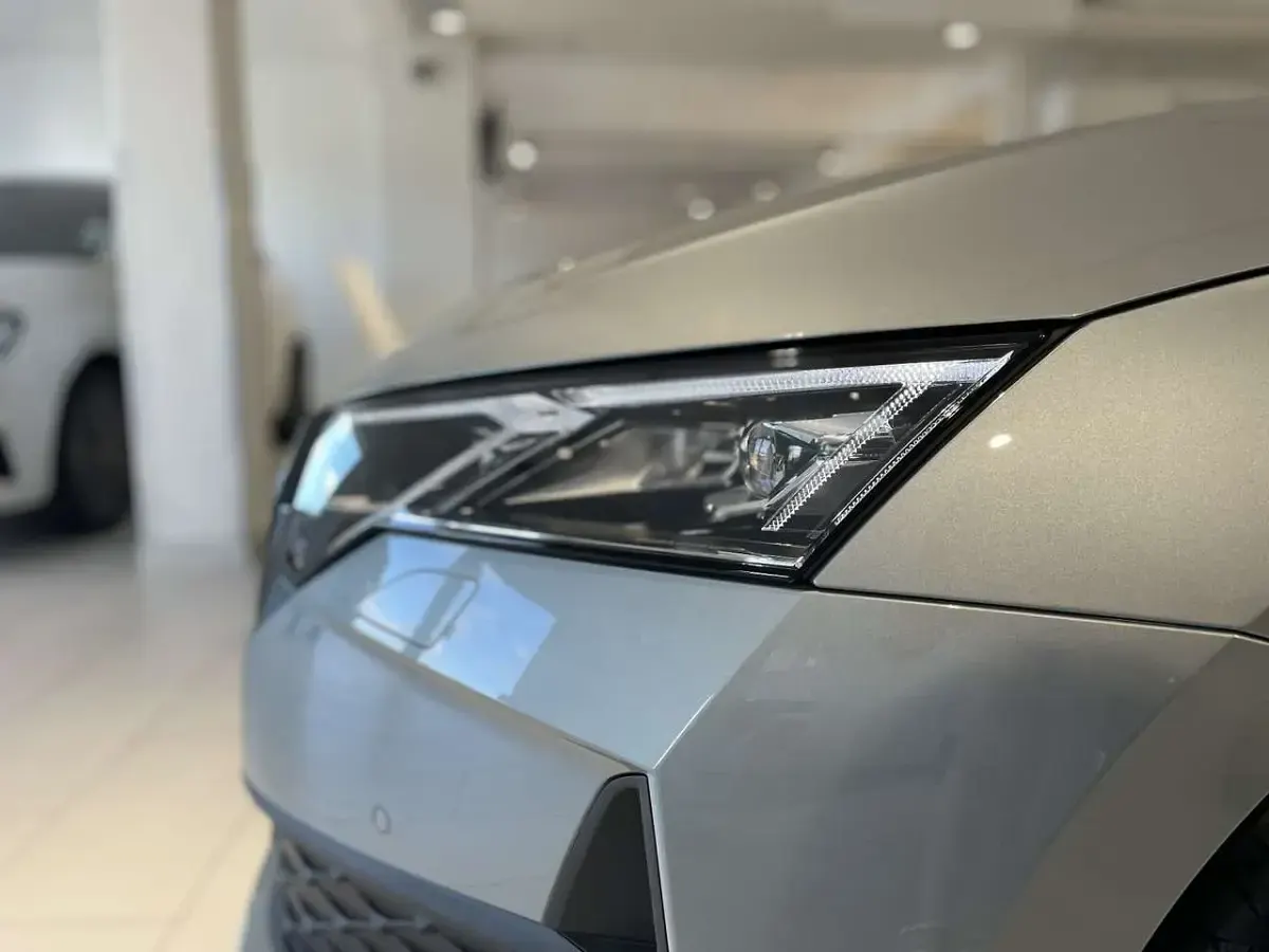 Neu Skoda Octavia SportLine 150 PS (110 kW) 2026 Silber Limousine