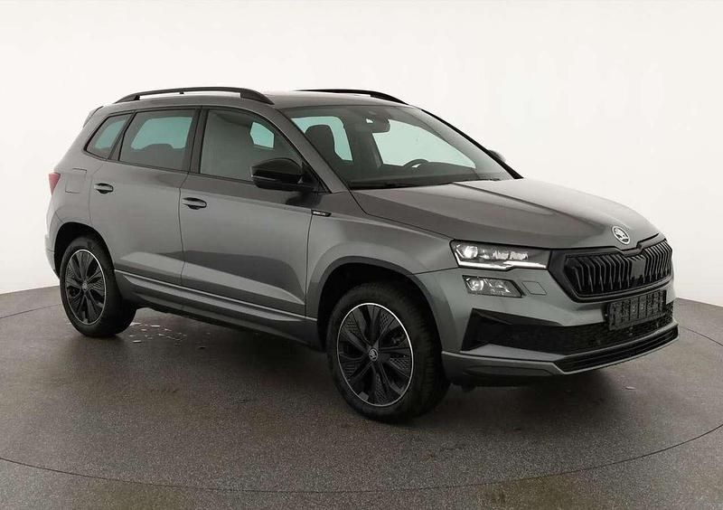 Graphite grau metallic Neu 2025 Skoda Karoq SportLine SUV | 41.595 € (Fairer Preis) - Bild 1/4
