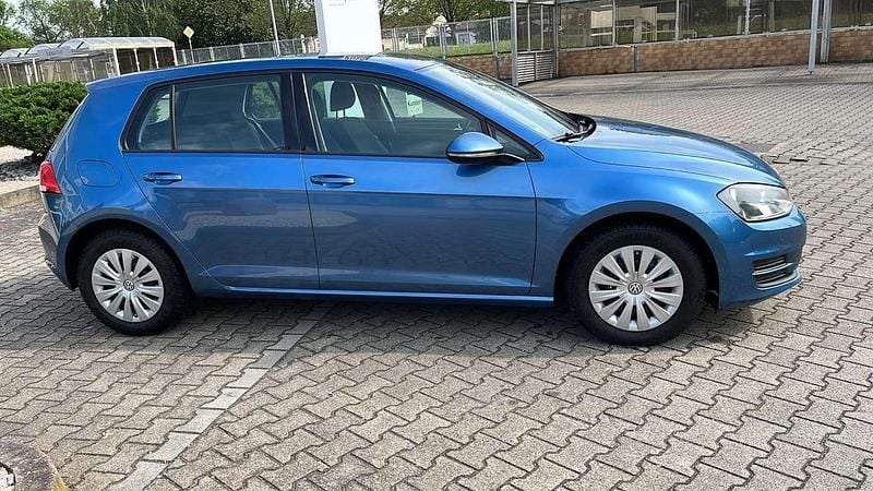 Gebraucht VW Golf VII Comfortline 105 PS (77 kW) 2012 Blau Limousine