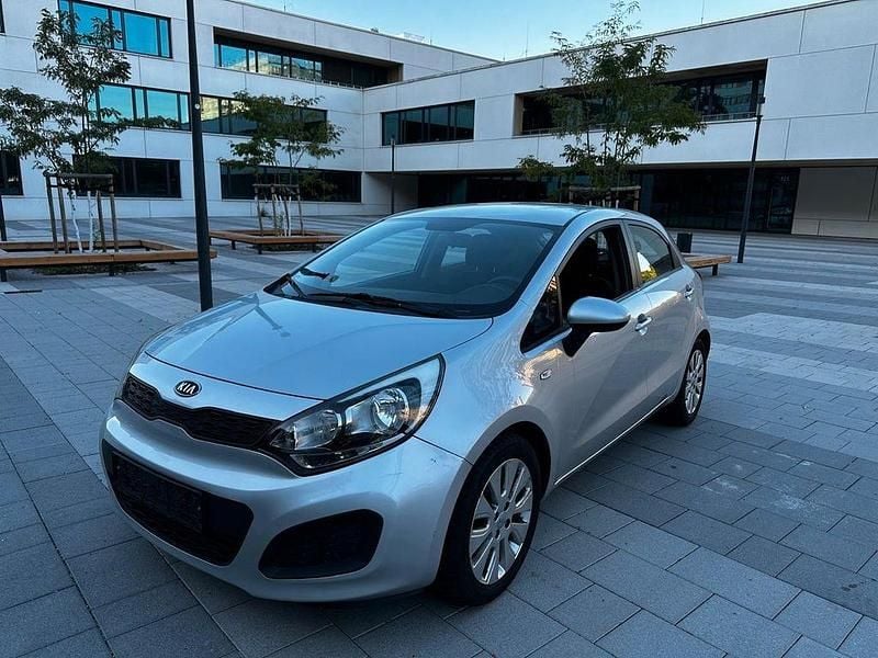 Silber Gebraucht 2011 Kia Rio Edition 7 Limousine | 4.900 € (Etwas zu teuer) - Bild 1/4