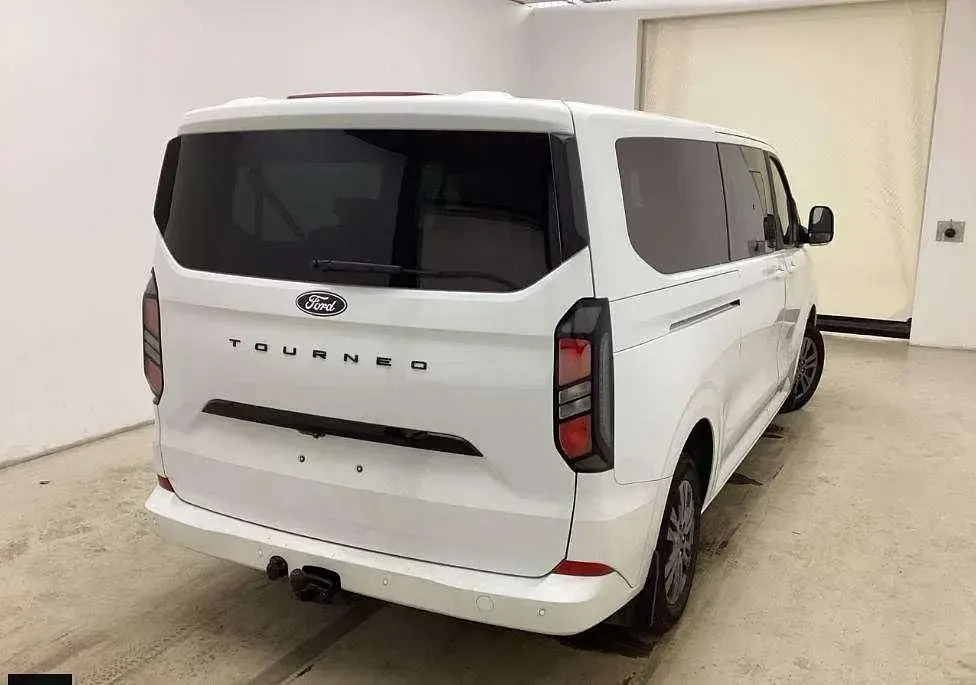 Gebraucht Ford Tourneo Custom Titanium 136 PS (100 kW) 2025 Frostweiß Van