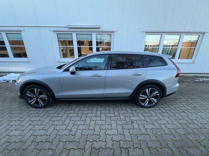 Gebraucht Volvo V60 CC Plus 197 PS (144 kW) 2022 Silber Kombi