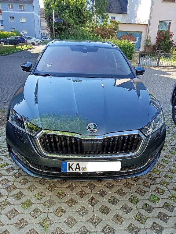 Grau Gebraucht 2020 Skoda Octavia First Edition Kombi | 19.000 € (Guter Preis) - Bild 1/4