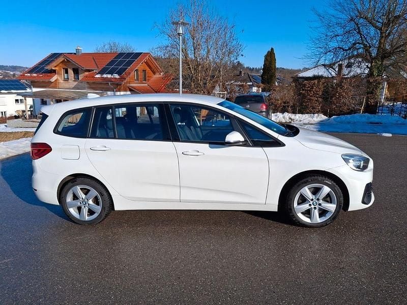 Weiß Gebraucht 2018 BMW 218 Gran Tourer Van / Kleinbus | 15.600 € (Guter Preis) - Bild 1/4