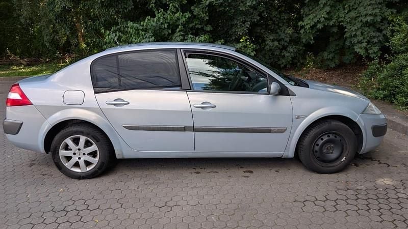 Grau Gebraucht 2003 Renault Mégane II Limousine | 2.000 € - Bild 1/4
