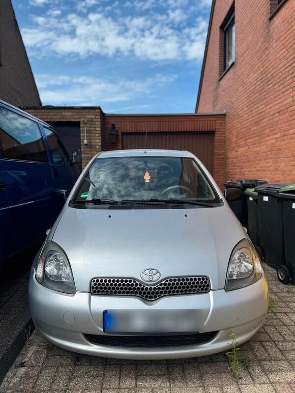 Grau Gebraucht 1999 Toyota Yaris Kleinwagen | 800 € - Bild 1/4