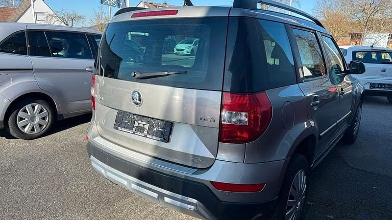 Gebraucht Skoda Yeti LAURIN & KLEMENT 122 PS (89 kW) 2015 Beige SUV