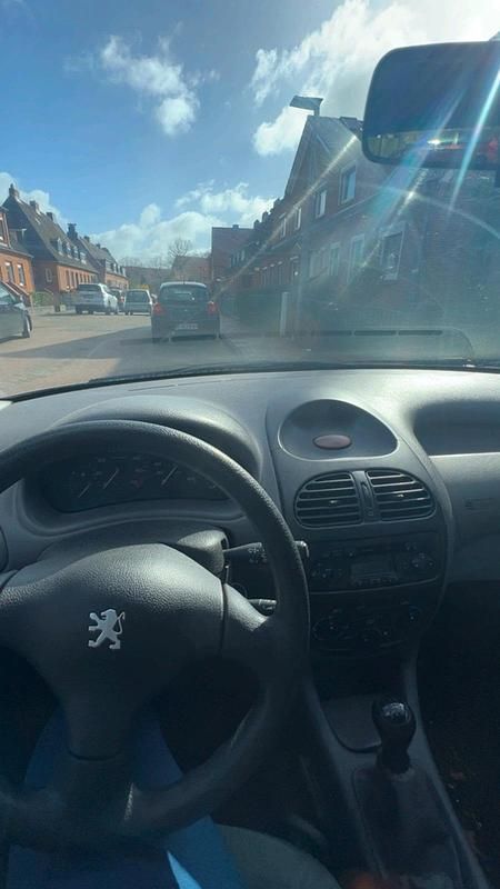 Gebraucht Peugeot 206 75 PS (55 kW) 1998 Silber Kleinwagen