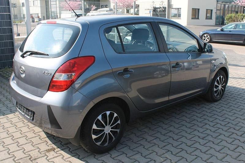Gebraucht Hyundai i20 77 PS (56 kW) 2010 Grau Kleinwagen