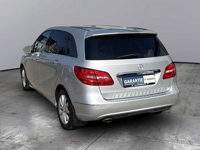 Gebraucht Mercedes B180 122 PS (89 kW) 2012 Silber Van / Kleinbus