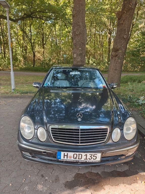 Schwarz Gebraucht 2004 Mercedes E240 Avantgarde Limousine | 3.200 € (Superpreis) - Bild 1/4