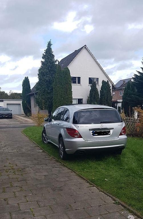 Silber Gebraucht 2008 Mercedes R320 Van / Kleinbus | 6.700 € (Fairer Preis) - Bild 1/4