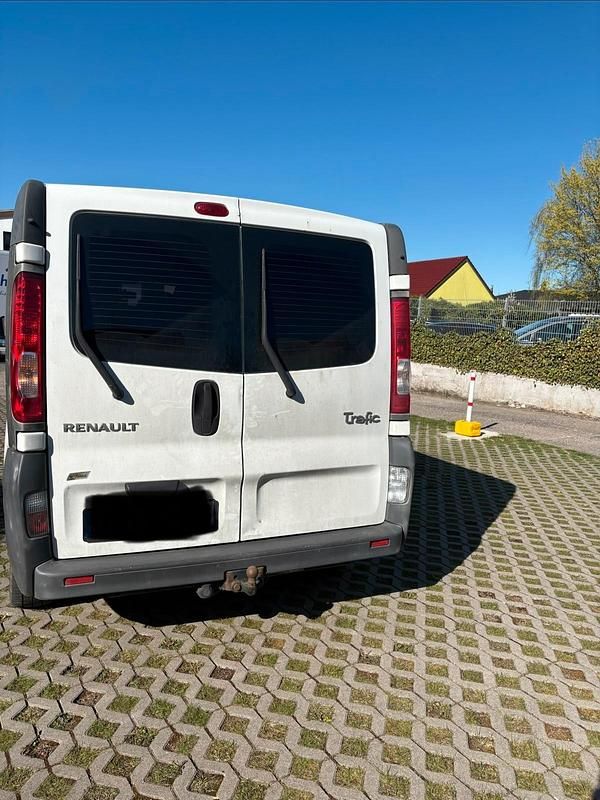 Second-hand Renault Trafic 114 CP (83 kW) 2011 Alb Monovolum