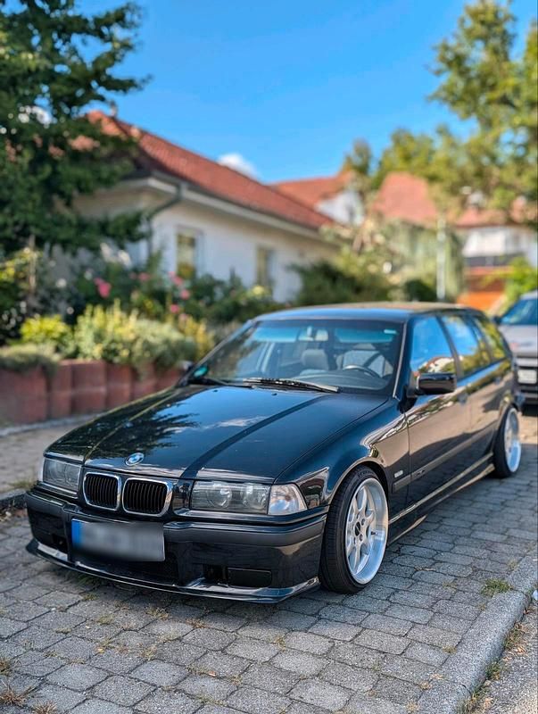 Schwarz Gebraucht 1998 BMW 316 Basis Kombi | 3.700 € - Bild 1/4