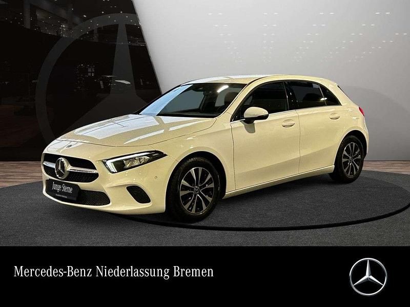 Weiß Gebraucht 2022 Mercedes A180 Style Limousine | 23.990 € (Fairer Preis) - Bild 1/3