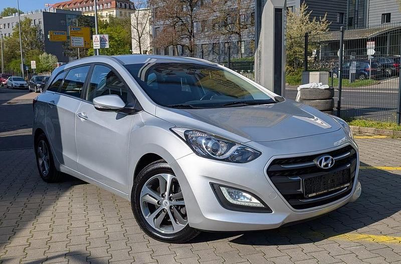 Gebraucht Hyundai i30 110 PS (80 kW) 2015 Silber Kombi