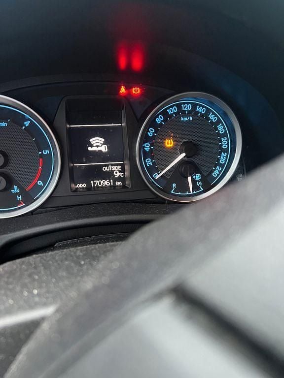 Gebraucht Toyota Auris Executive 124 PS (91 kW) 2015 Silber Limousine