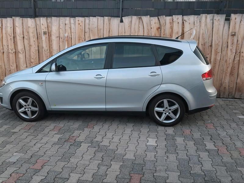 Silber Gebraucht 2012 Seat Altea XL Van / Kleinbus | 8.000 € (Teuer) - Bild 1/4