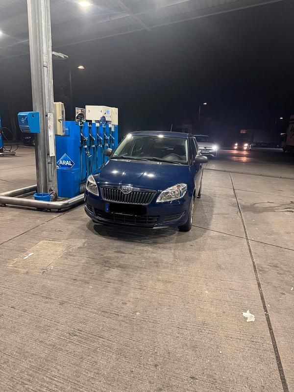 Blau Gebraucht 2013 Skoda Fabia Limousine | 3.200 € (Guter Preis) - Bild 1/4