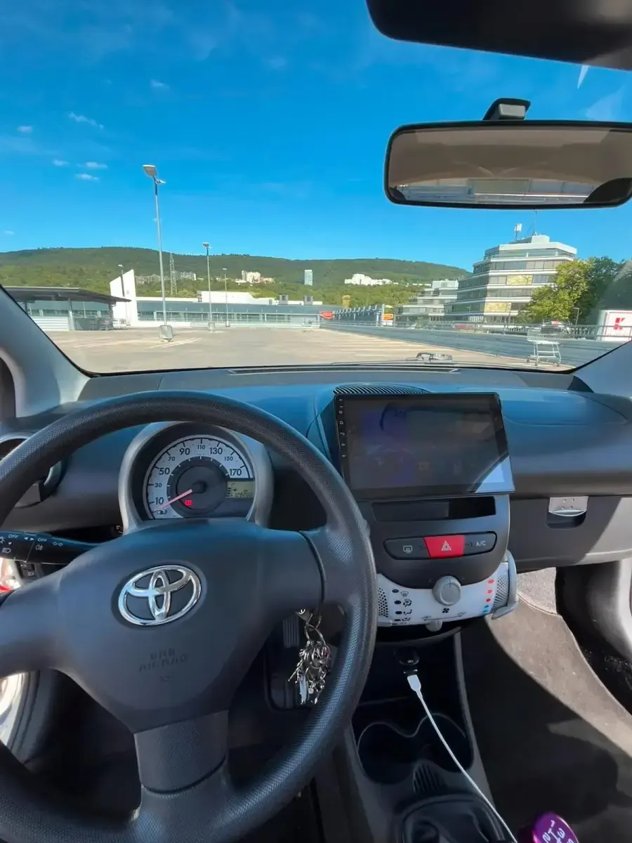 Gebraucht Toyota Aygo 68 PS (50 kW) 2013 Weiß Kleinwagen