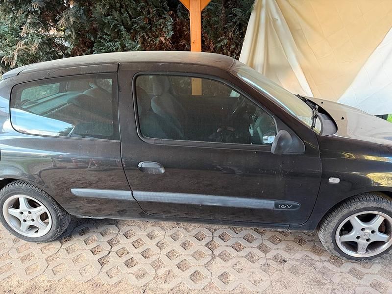 Second-hand Renault Clio II 75 CP (55 kW) 2003 Negru Hatchback