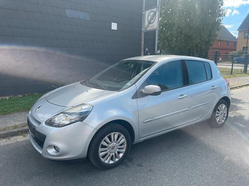 Grau Gebraucht 2010 Renault Clio II Limousine | 2.799 € - Bild 1/4