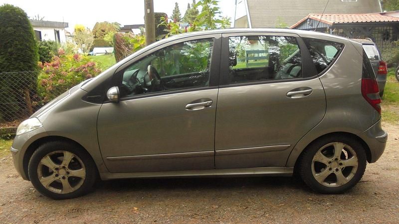 Silber Gebraucht 2004 Mercedes A180 Avantgarde Limousine | 1.500 € (Fairer Preis) - Bild 1/3